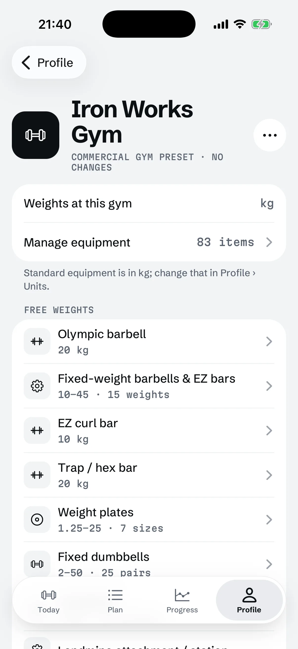 RIGOR's gym screen listing the Olympic barbell at 20 kg, the EZ curl bar at 10 kg, the trap bar at 20 kg and weight plates from 1.25 to 25 kg in 7 sizes
