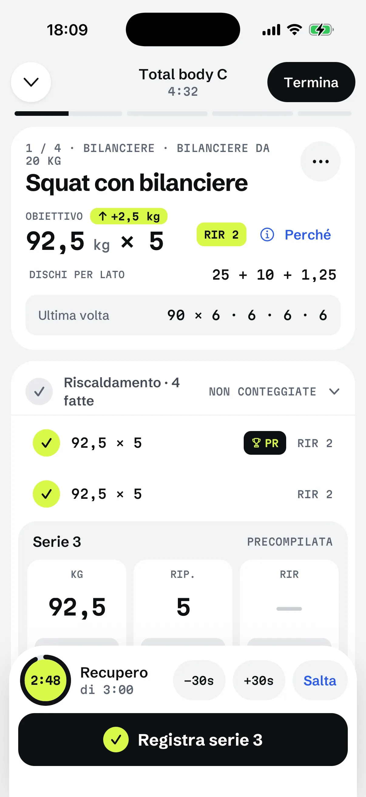 La schermata dell’allenamento di RIGOR: si registra una serie, con i numeri dell’ultima volta accanto.